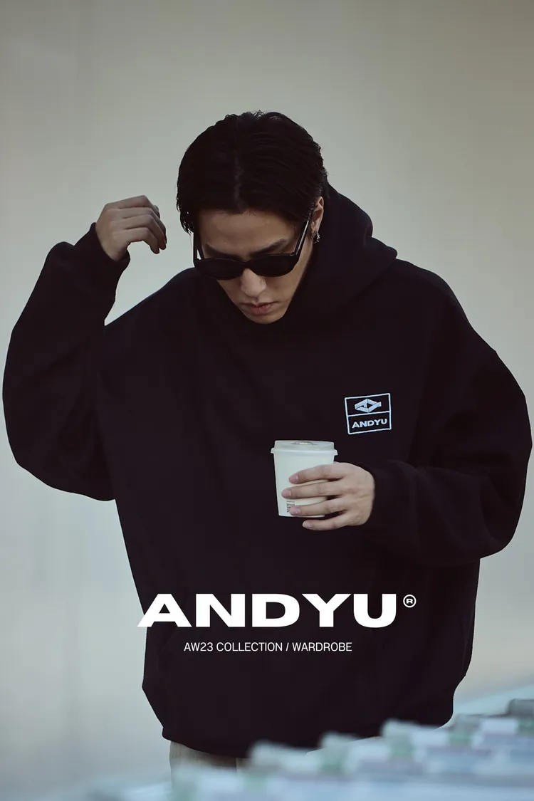 余晉為了節省成本，自己當型錄model拍攝品牌形象照片。奮青工作室提供