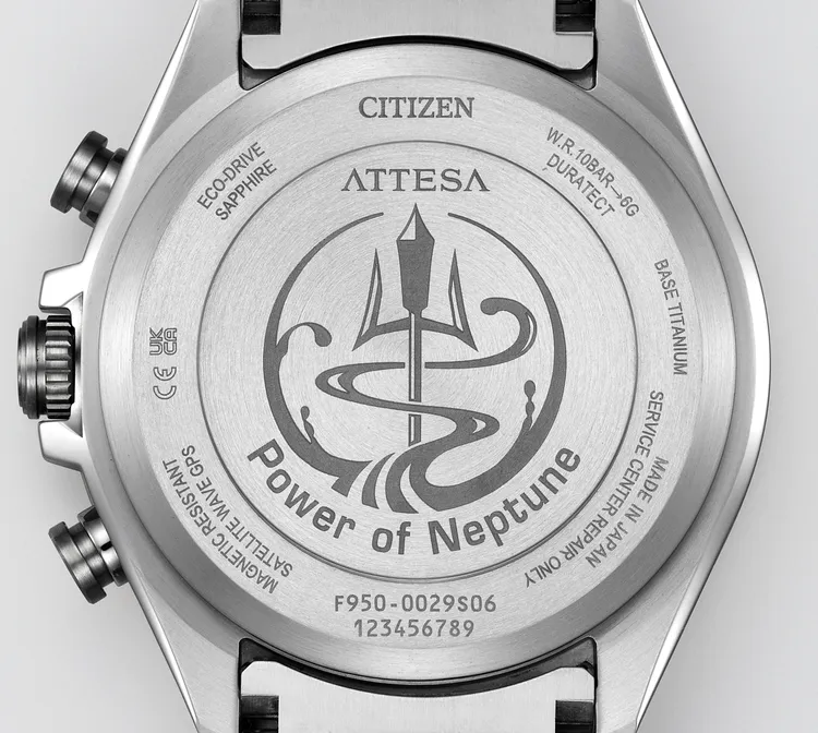 背底蓋刻有呼應海神涅普頓三叉戟「♆」的符號。品牌提供