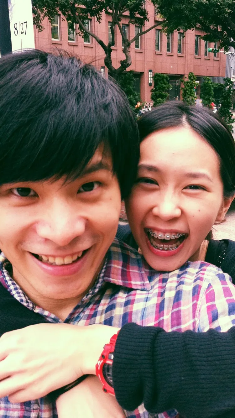 林羿（右）牙套妹時期，左為姚淳耀。姚淳耀提供