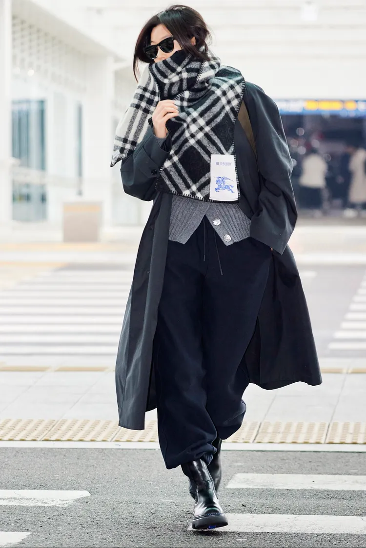 以墨鏡造型現身的全智賢相當有氣勢。品牌提供