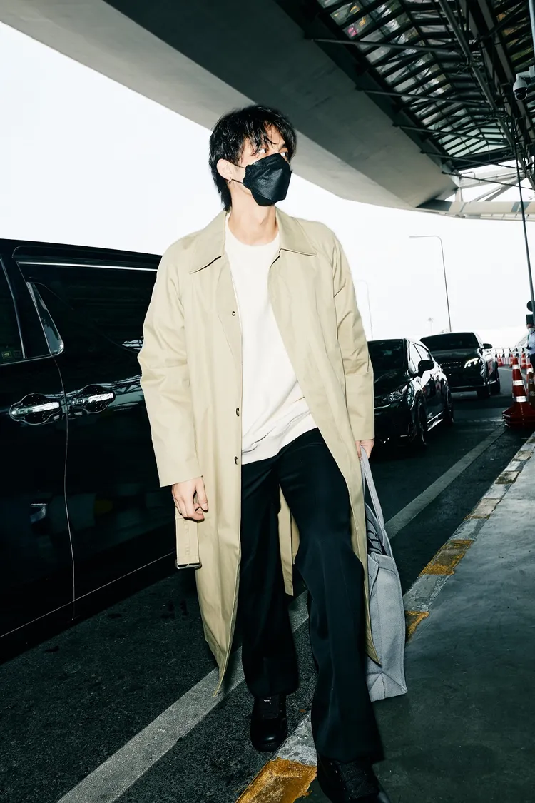 Bright Vachirawit以舒適有型的裝扮亮相。品牌提供