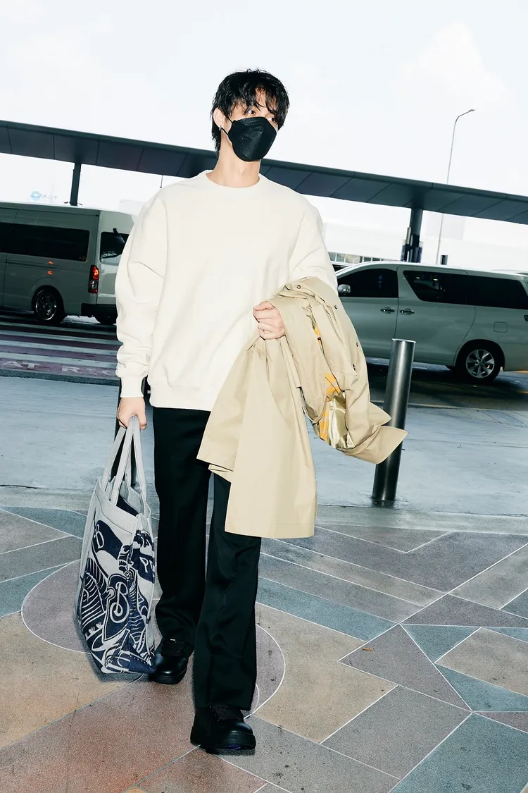 手上的中型戰馬騎士帆布托特包成為視線亮點。品牌提供