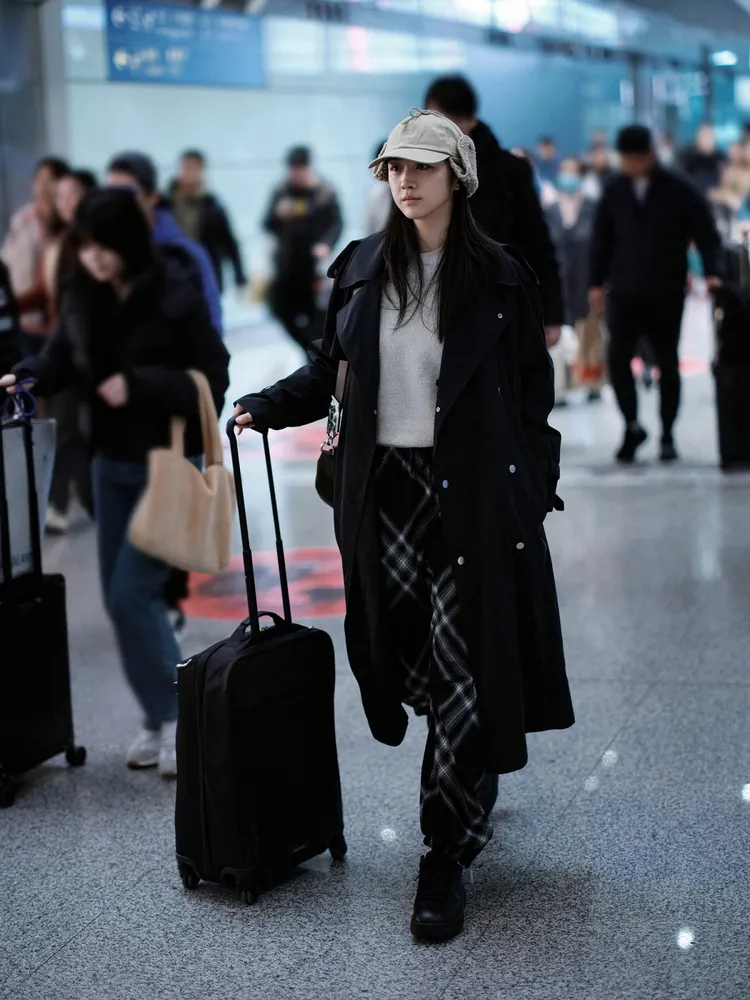 湯唯身穿Burberry經典風衣搭配格紋羊毛束口褲。品牌提供
