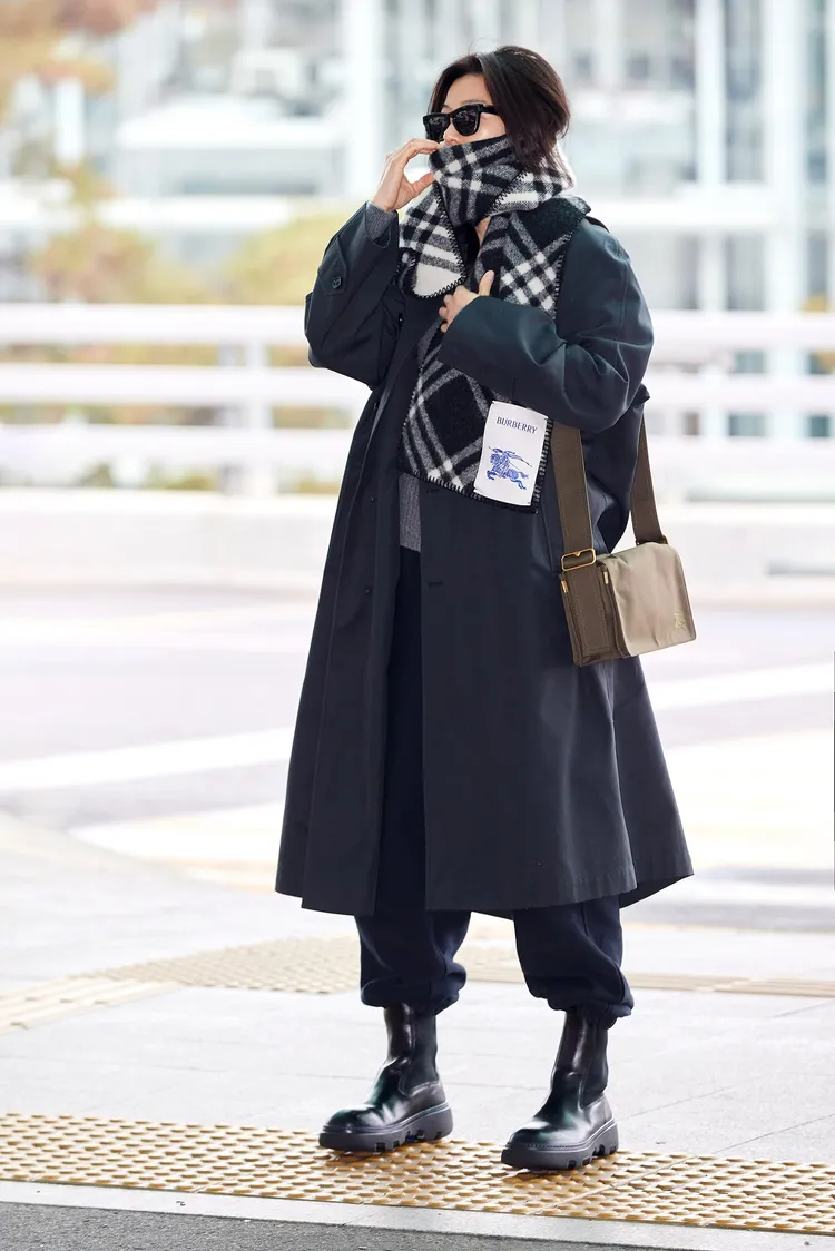 全智賢套上品牌經典風衣。品牌提供
