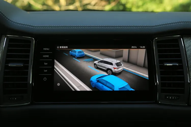 Kodiaq全車系不分等級，標配「聰明EYE套件」ADAS主動駕駛輔助系統，達到Level 2半自動駕駛能力。林浩昇攝