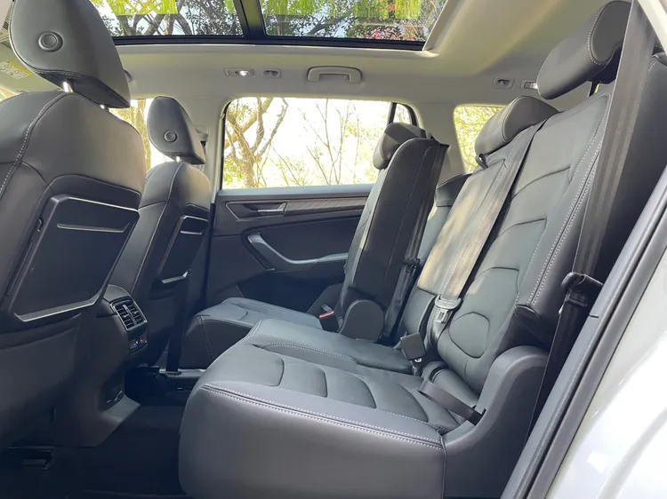 中排座椅可依需求前後滑移18公分，擁有相當寬敞的乘坐表現，另外也附有後座恆溫空調介面及出風口，全景天窗為2.0 TSI 4X4尊榮版標準配備。林浩昇攝