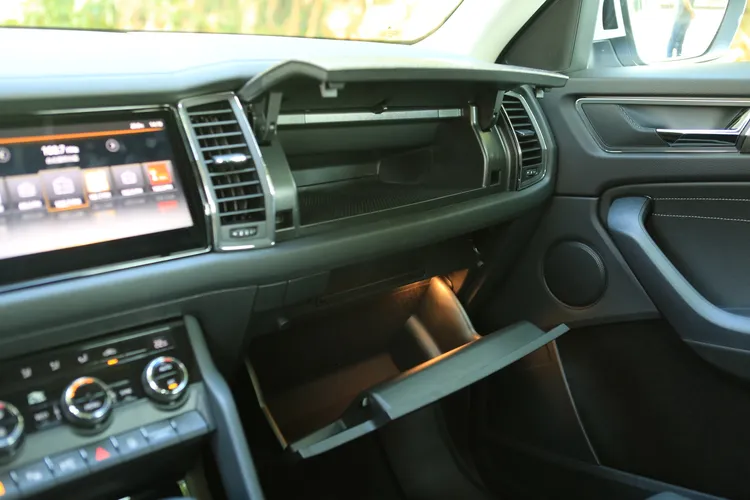 同級車中獨有的雙層式手套箱，帶來更便利的收納機能。林浩昇攝