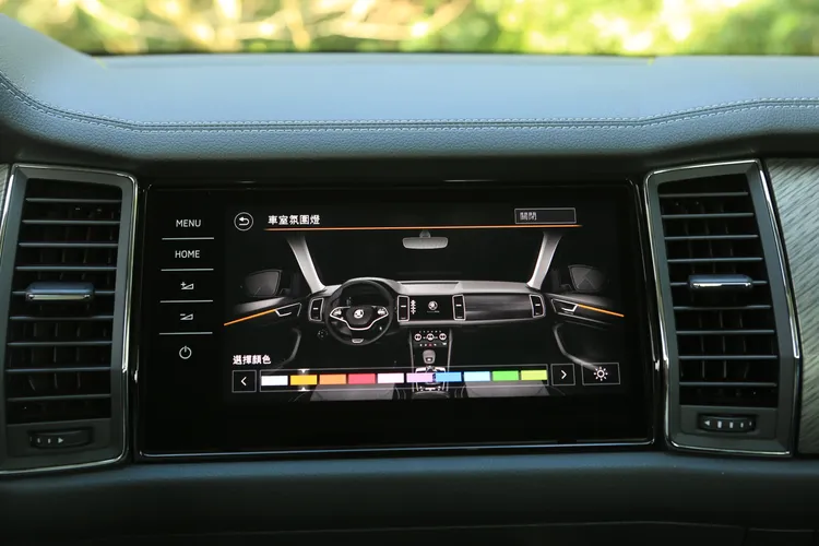 Kodiaq 2.0 TSI 4X4車型以上，車內更提供10色環艙氣氛燈調整，隨時轉換不同駕車心情。林浩昇攝