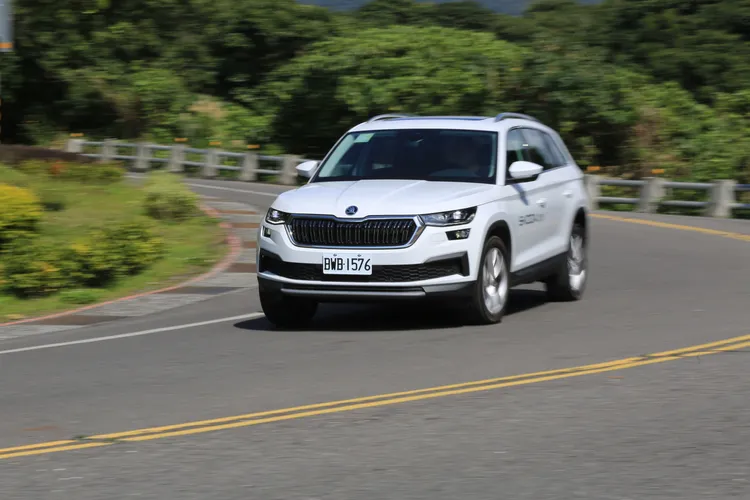 Kodiaq 2.0 TSI 4X4在7速DSG雙離合器變速箱的帶動下，低轉速就爆發的32.7kgm扭力，全力加速仍會帶來微微貼背感，市區行駛也顯得輕鬆寫意。林浩昇攝