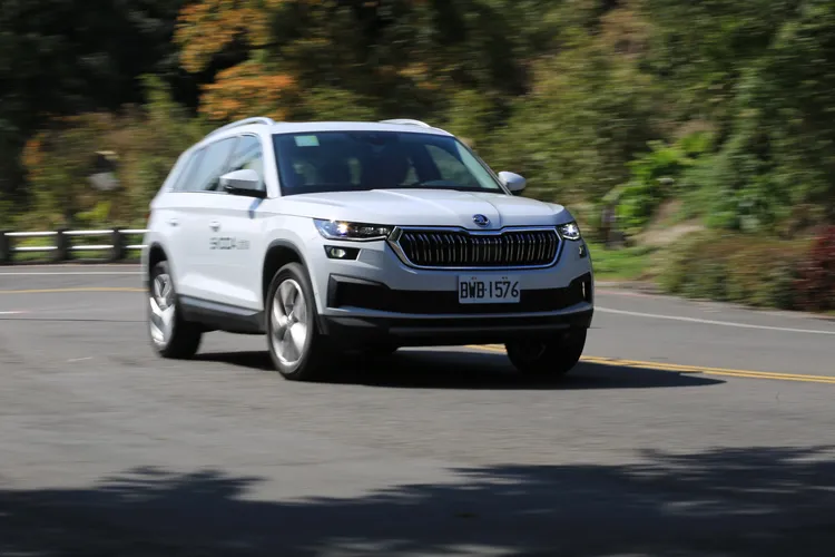 搭載四輪驅動系統的Kodiaq 2.0 TSI 4X4，在剛性不俗的車體結構基礎下，能給駕駛者帶來十足的信心之外，避震器阻尼則能兼容並蓄地吸收不平路面的震幅。林浩昇攝
