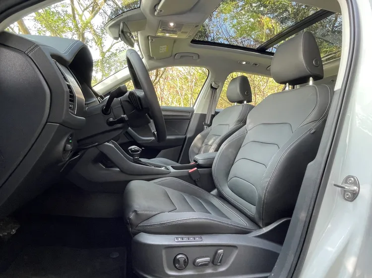 全車座椅以皮革包覆並搭配白色縫線，前座強調舒適性同時保有不錯支撐性，2.0 TSI 4X4車型兩張座椅均為8向電動調整，駕駛座另附三組記憶功能。林浩昇攝