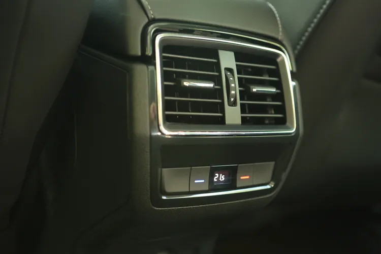 第二排除了空調出風口之外，也具備獨立恆溫控制介面。林浩昇攝