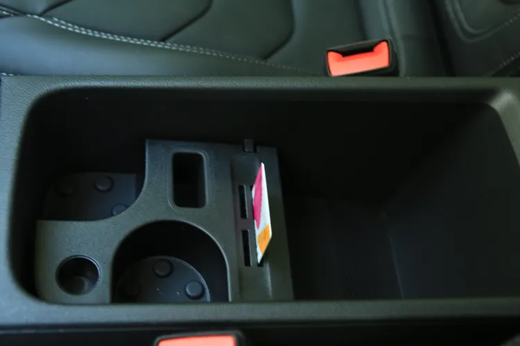 前座置杯架底部防滑橡膠設計，是能讓駕駛輕鬆一手開啟寶特瓶蓋的創新巧思，周邊還規劃了卡槽及鑰匙槽等聰明收納空間。林浩昇攝