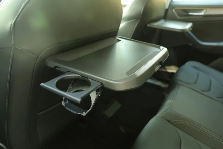 第二排左右均搭配多功能摺疊桌及背架，車上用餐或安置平板電腦更便利。林浩昇攝