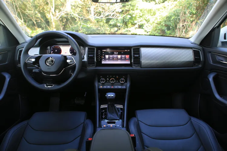 Kodiaq車艙在黑色主調之中，加入髮晶紋類金屬飾板帶來摩登氛圍，並全面搭載10.25吋全彩數位儀表板，以及9.2吋觸控螢幕的CNS第三代資訊娛樂系統。林浩昇攝