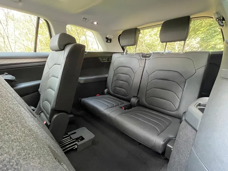 第三排乘坐空間以兒童來說，搭配專用座椅使用綽綽有餘，在第二排座椅可前後滑移18公分的前題下，第三排也能應付一般身高成人中短途乘坐。林浩昇攝