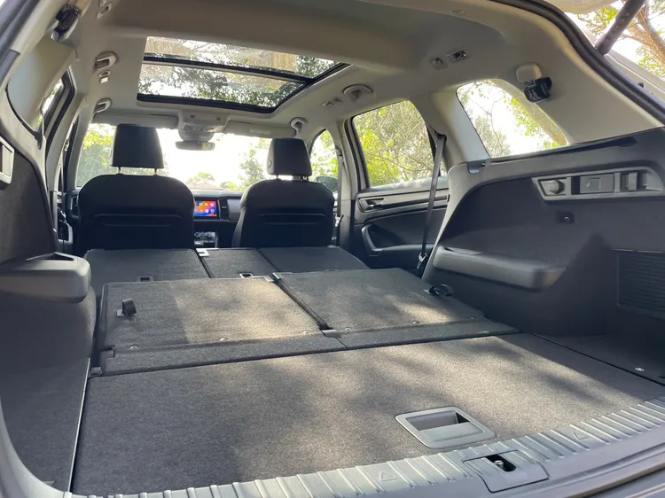 將第二排及第三排座椅打平之後，Kodiaq可達到2005公升的超大胃納量，載運小型家具及貨物也不成問題。林浩昇攝