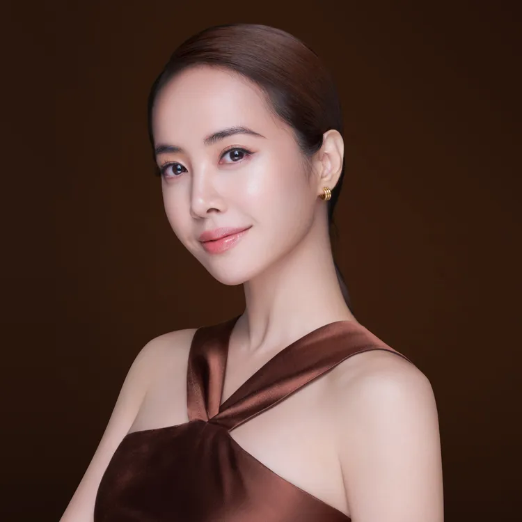 怡麗絲爾為蔡依林獻上打造緊緻澎潤小V臉的新法寶。品牌提供