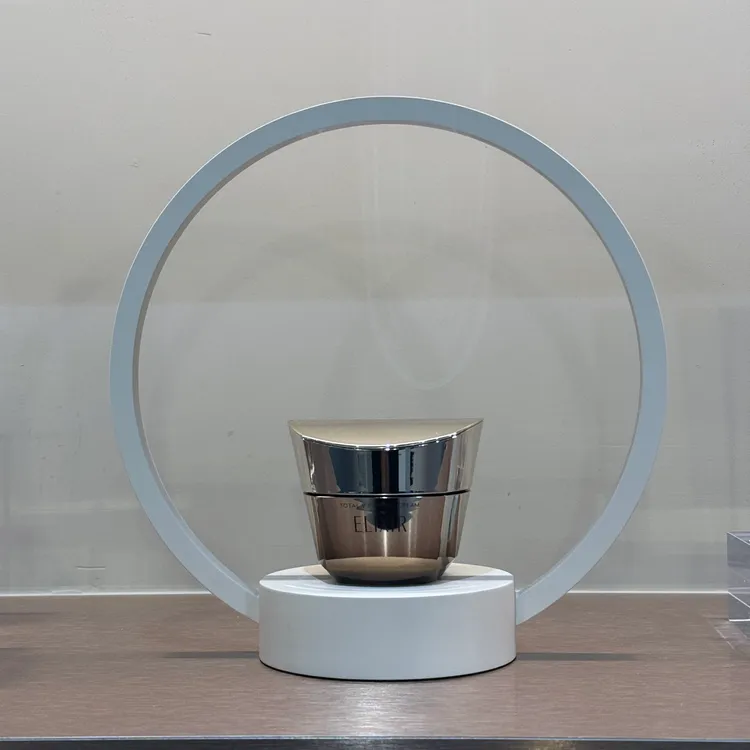 怡麗絲爾膠原緊V澎潤霜，50g／3400元、補充瓶50g／3100元。張家玲攝