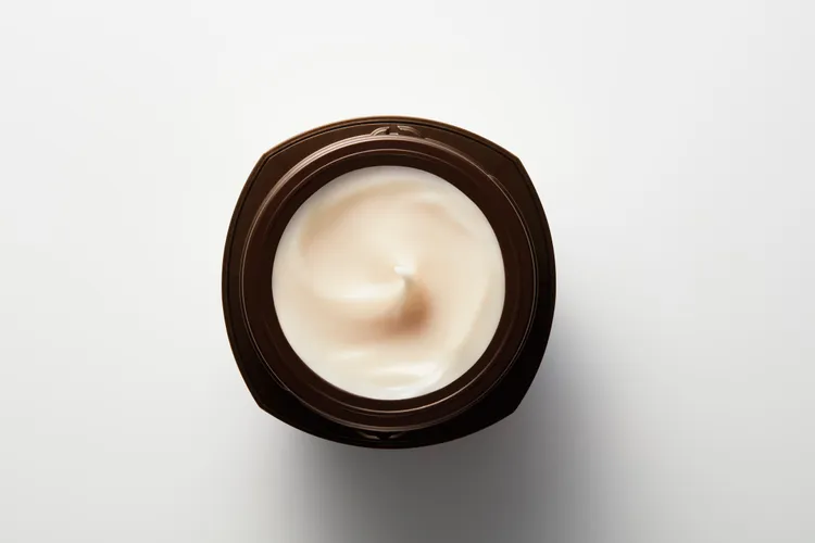 怡麗絲爾膠原緊V澎潤霜，50g／3400元、補充瓶50g／3100元。品牌提供