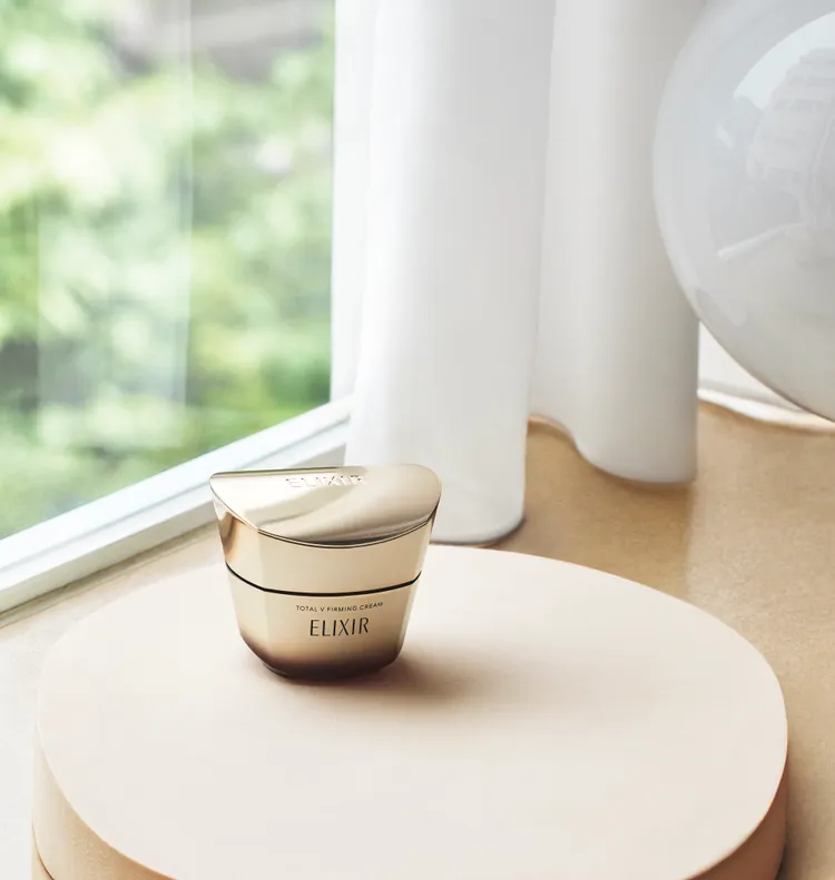 怡麗絲爾膠原緊V澎潤霜，50g／3400元、補充瓶50g／3100元。品牌提供