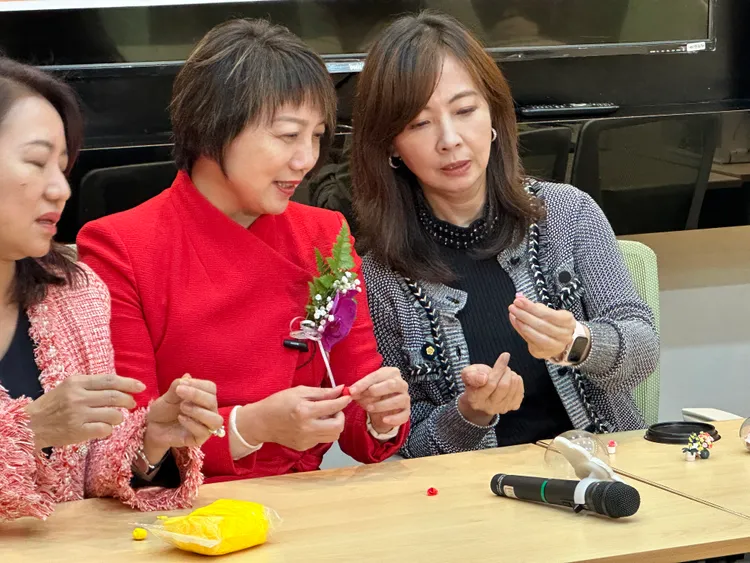 郭昱晴認真教學。潘袁詩羽攝