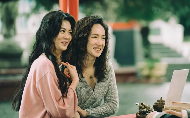 「白癡公主」戴平雅（左）在《鬼天廈》中情同姐妹彼此照應。華映提供