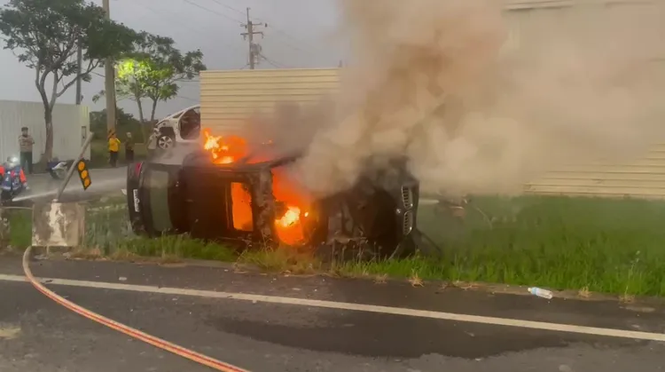 楊哲駕車為閃狗翻車起火，所幸及時脫困。取自記者爆料網