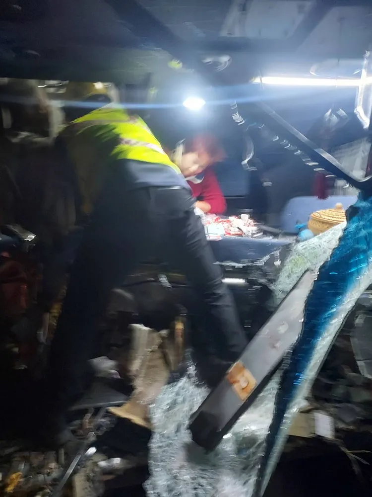 警消搶救受困傷者。民眾提供