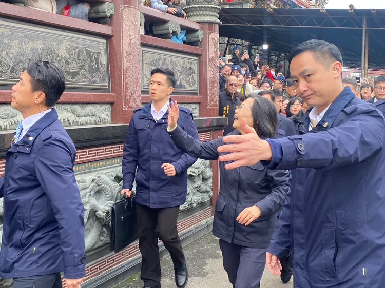 蔡英文在竹林山觀音寺與民眾親切打招呼。翻攝畫面