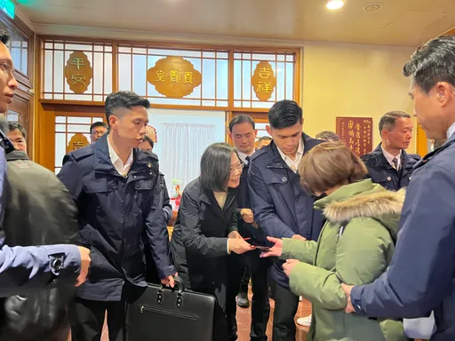 蔡英文初一走春!雙北及桃園三廟宇參香祈福 民眾大排長龍領福袋