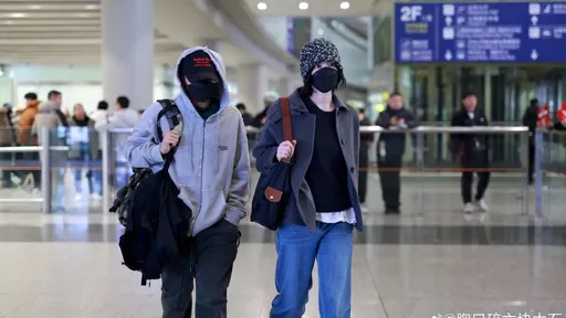 王菲曬恩愛不忘成「行走帶貨王」 同款針織帽1千元就能入手