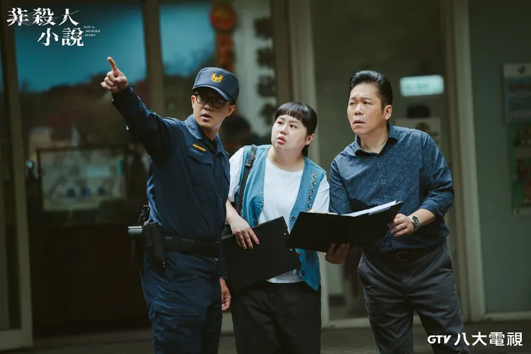 卜學亮（右）談到最深刻的火場戲，拍攝當下壓抑內心緊張感，中為大文。八大提供