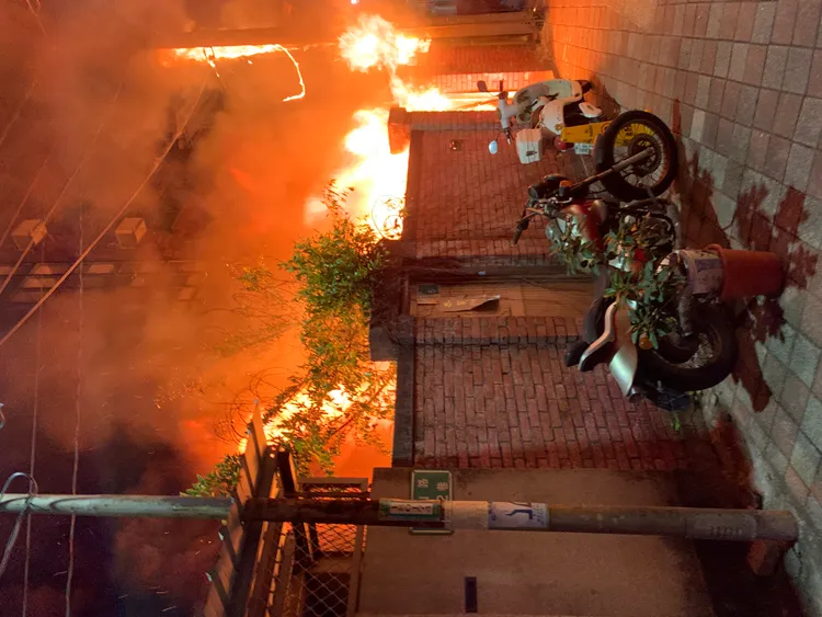 火勢猛烈。讀者提供