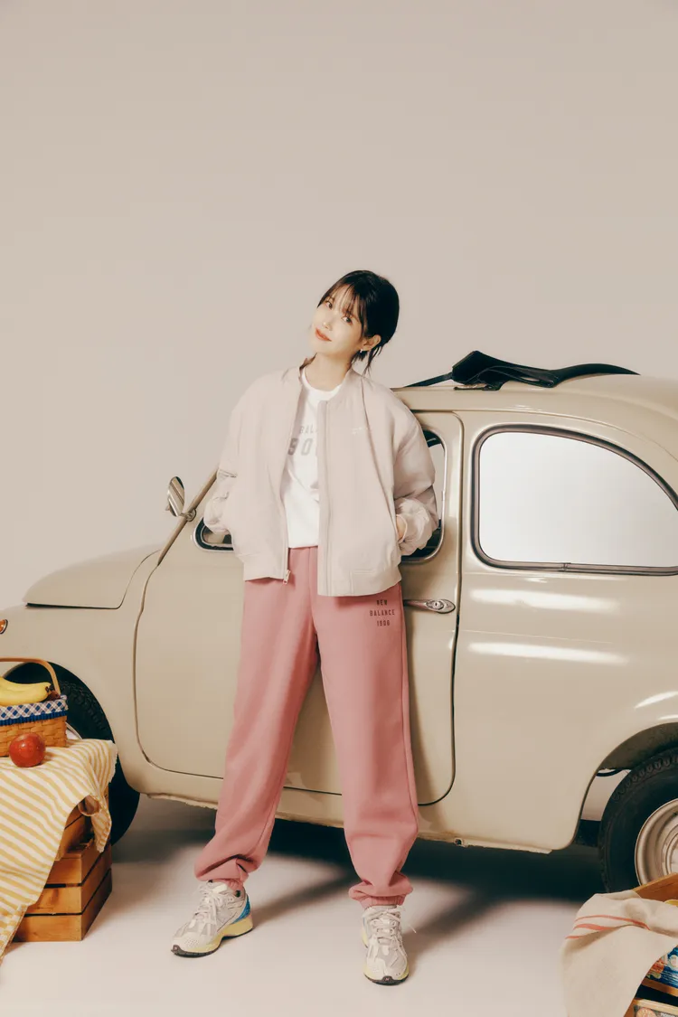 IU為運動品牌New Balance演繹春季穿搭。品牌提供