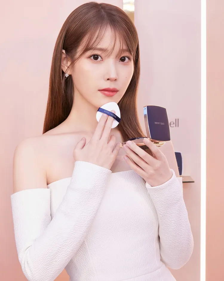 IU日前出席雅詩蘭黛在首爾舉辦的快閃店活動。翻攝esteelauderkr IG