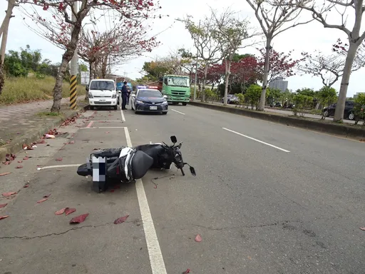 過彎偏入內側車道!騎士自撞中央分隔島 送醫搶救不及
