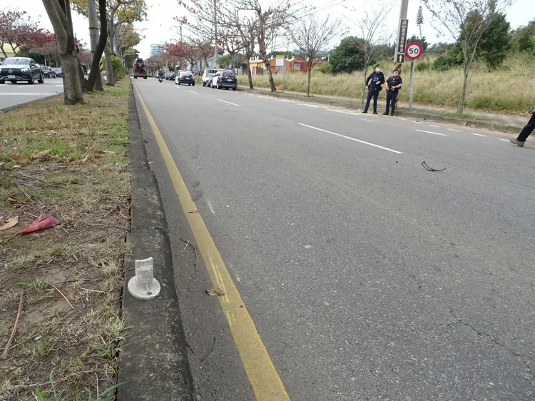 劉男騎車自撞分隔島，傷重不治。翻攝畫面
