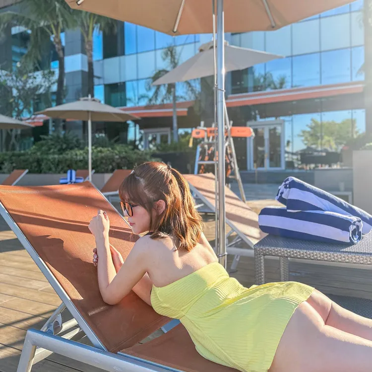 E奶陽光廷廷大秀「蜜桃臀」，渾圓屁股蛋嶄露無遺，讓網友驚聲連連！翻攝《陽光廷廷》粉絲頁