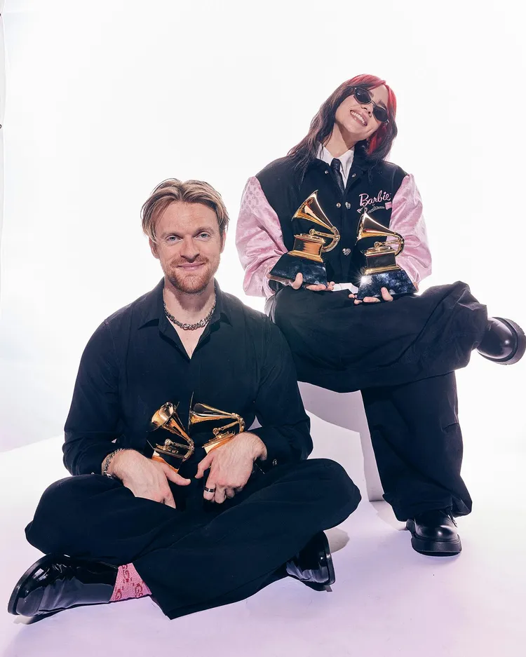 怪奇比莉（右）與哥哥菲尼亞斯為《Barbie芭比》創作歌曲《What Was I Made For?》，抱走2獎。翻攝GRAMMY Awards IG