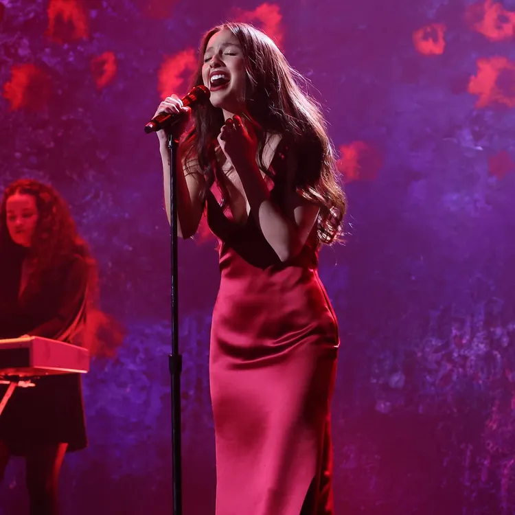 奧莉維亞現場演唱冠軍歌曲《vampire》。翻攝GRAMMY Awards IG