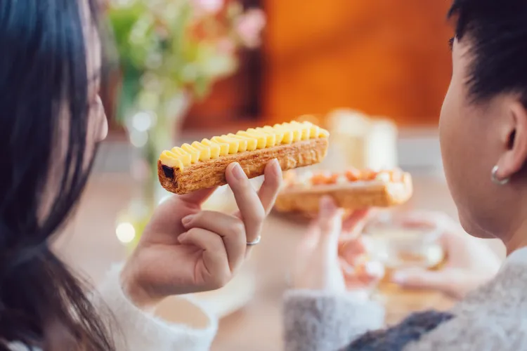 百香莓果蜜樂酥的手工擠花，隨著莓果庫利的入口即化，溫潤奶香與清甜莓果香完美交融。業者提供