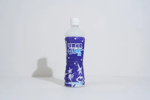 可爾必思水語限定瓶身他設計的!靈感來自伍佰《夏夜晚風》