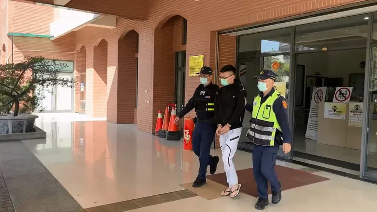 胡男被警方依毒品罪送辦。民眾提供