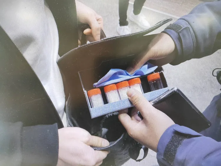 警方在胡男背包內起出K他命毒品。民眾提供