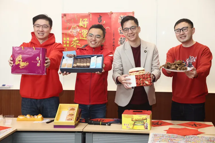 4人各自介紹選區內伴手禮，提供民眾參考。彭欣偉攝