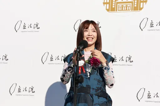 民進黨「滿島光」立院報到！15孩陪走紅毯　就職服裝是他設計