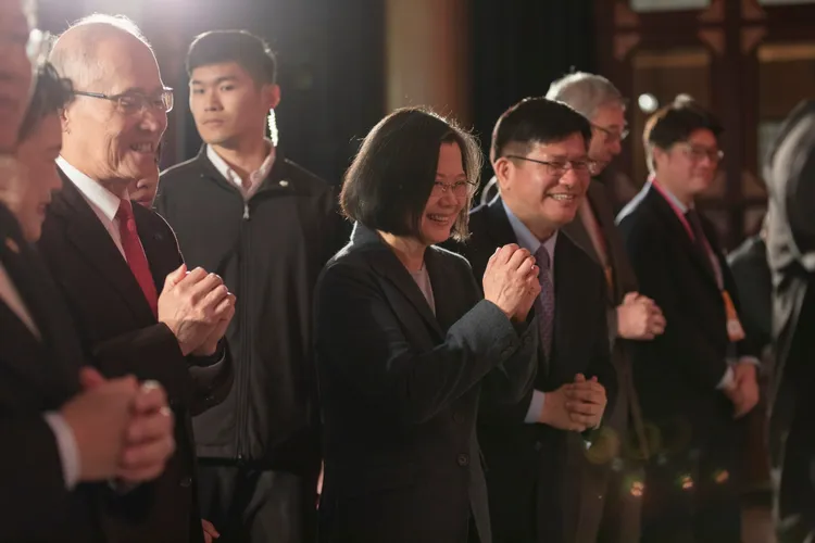 蔡英文說，持續尋求兩岸對話可能，逐步恢復有序交流。府提供