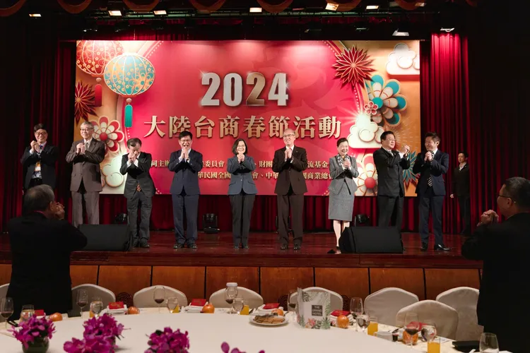 蔡英文一行向台商拜晚年。府提供