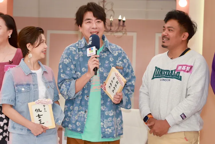 撒基努（右起）對梁赫群的相框很有意見，左一為于子育。民視提供